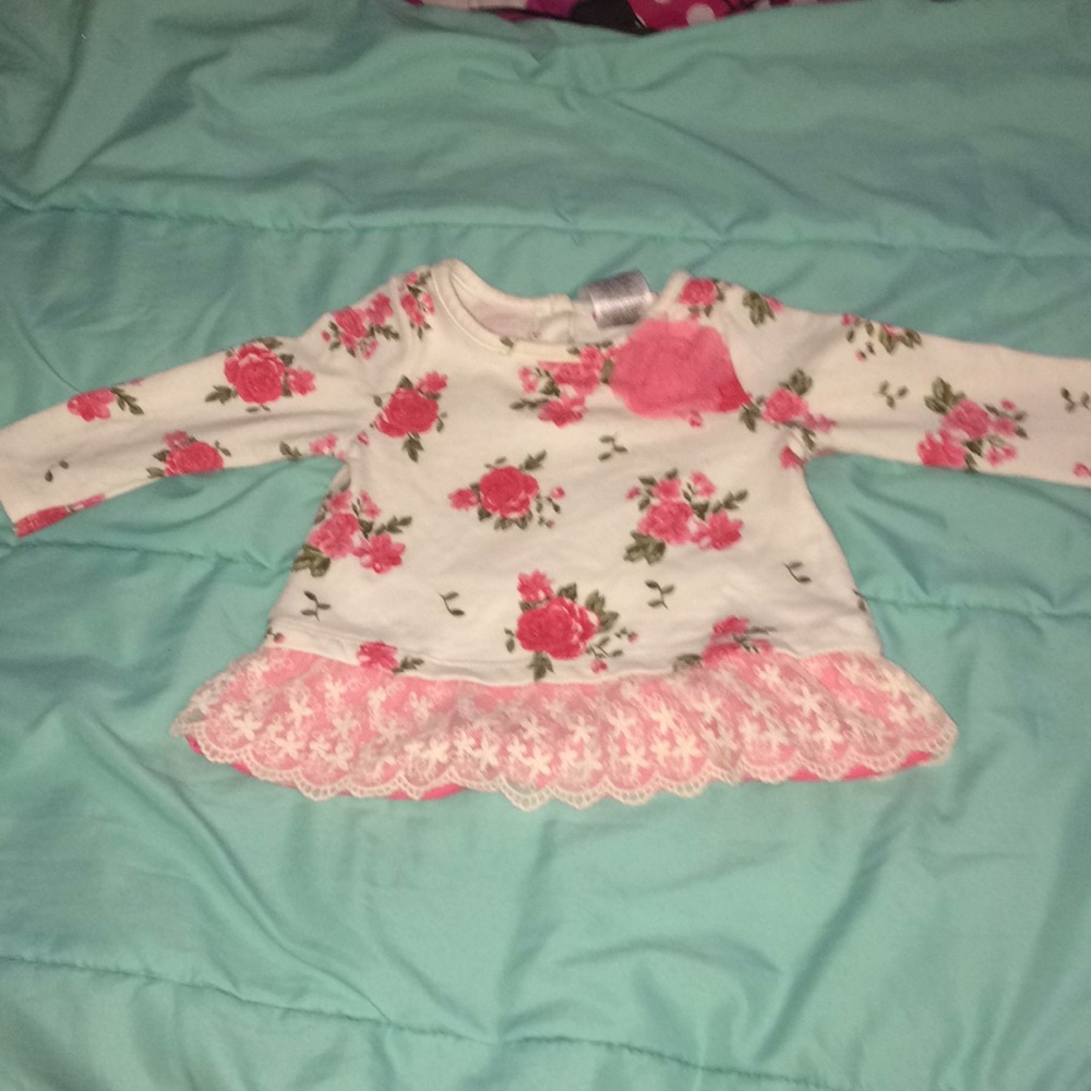 I’m selling this cute rose petals shirt